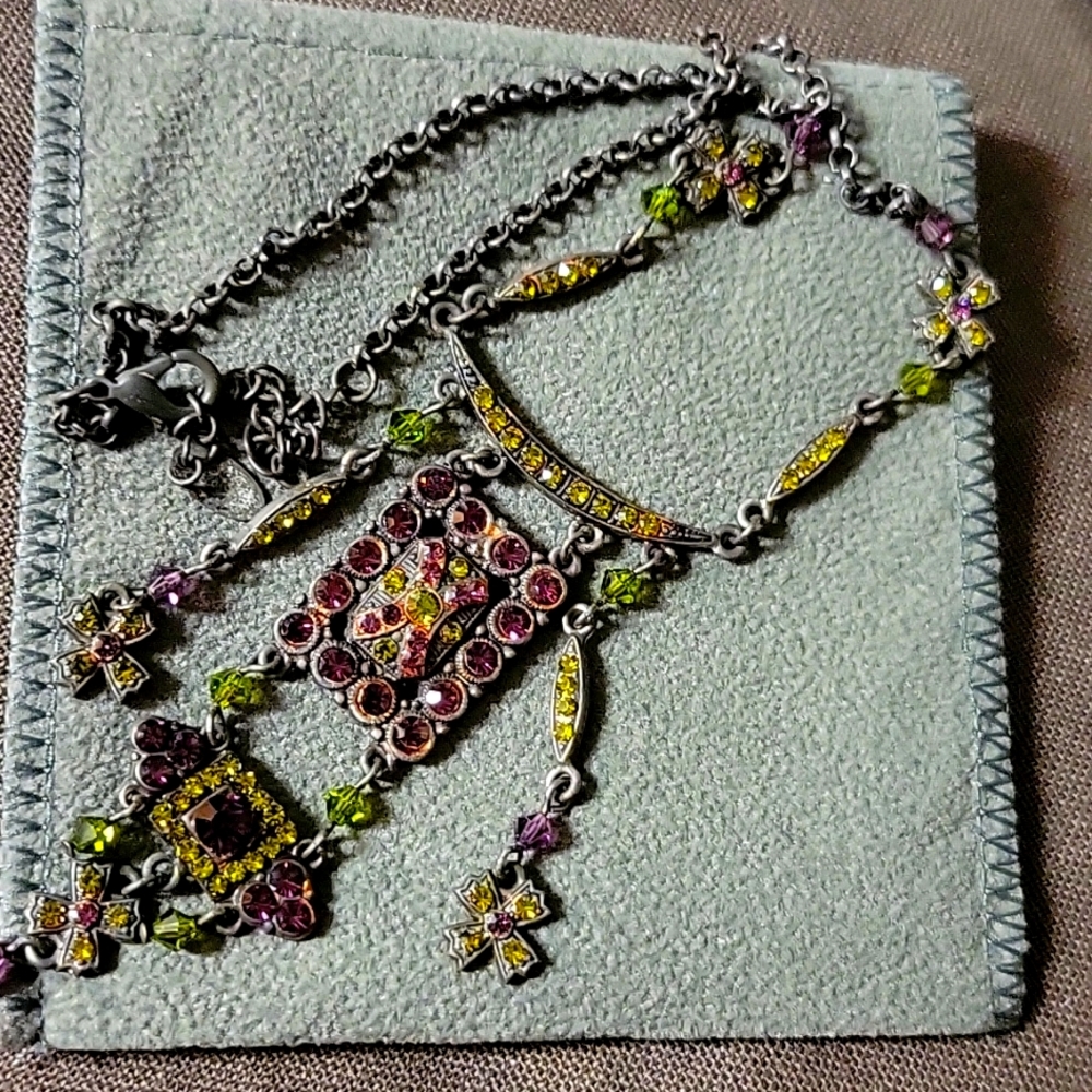 Beautiful necklace. - Picture 2 of 3